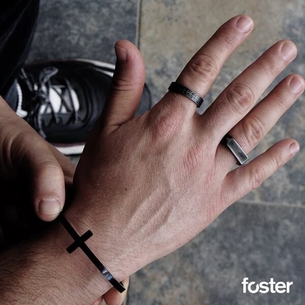 PULSERA DE ACERO NEGRO CON CRUZ